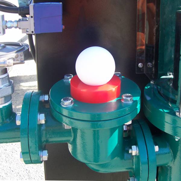 Hydraulic piston pump: special valve seals